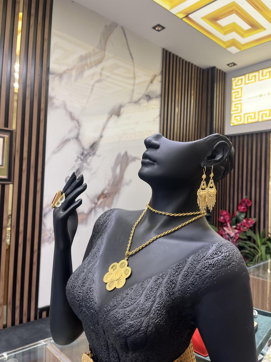 Çerekli kolve hint küpesi 22 ayar